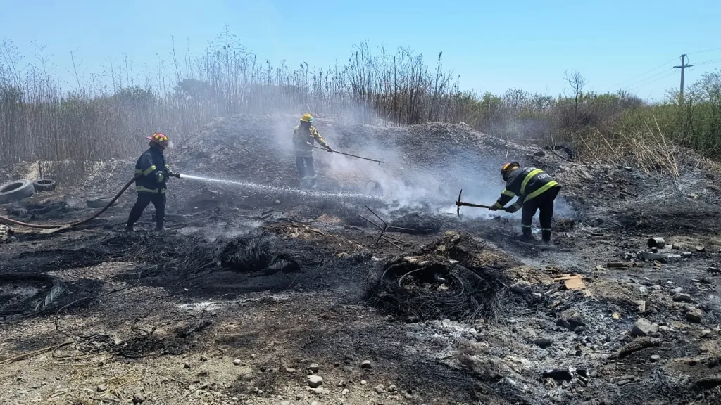 Trabajo de sofocamiento por incendio de residuos y pastizales en zona sur de la ciudad