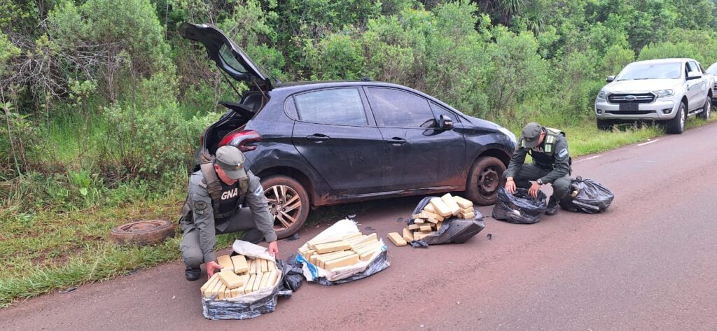 Misiones: un conductor se dio a la fuga y encontraron el auto abandonado con 126 kilos de marihuana