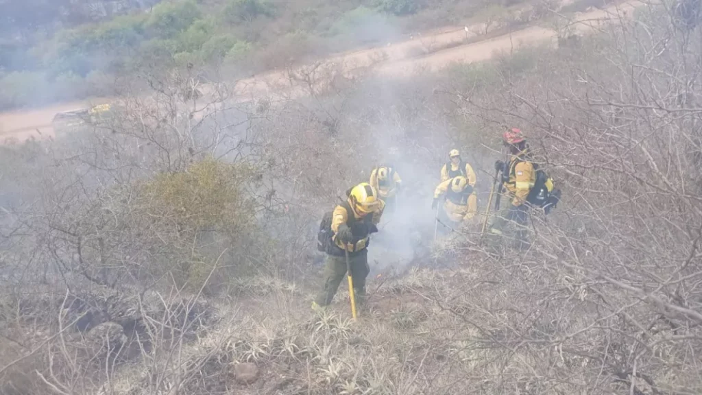Equipos de lucha contra incendios trabajaron en serranías del río Juramento