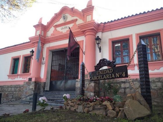 Tensión en la cárcel de Villa Las Rosas: una interna subió al techo del penal