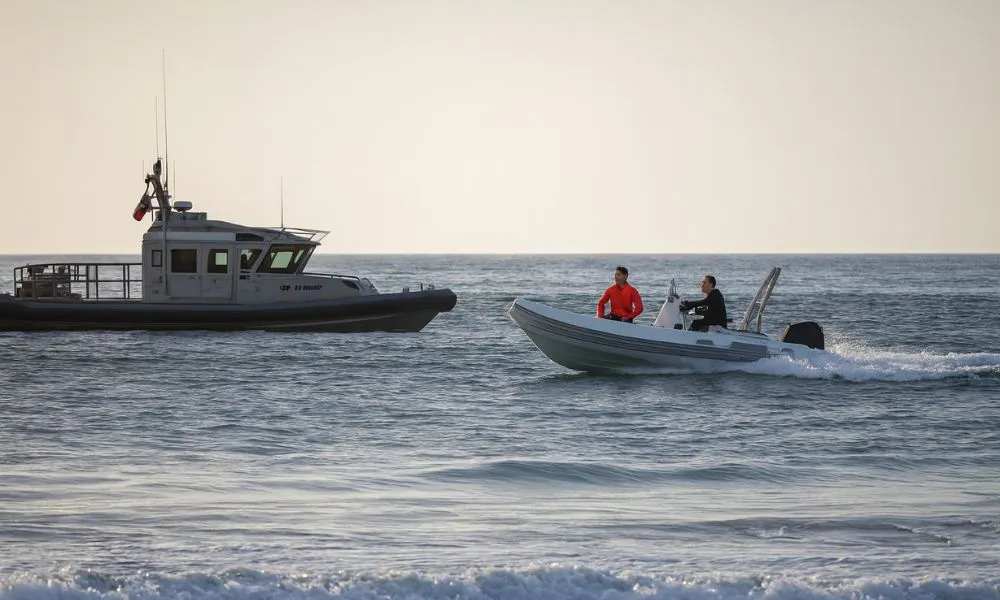 Buscan a un adolescente argentino que fue arrastrado por el mar en Chile