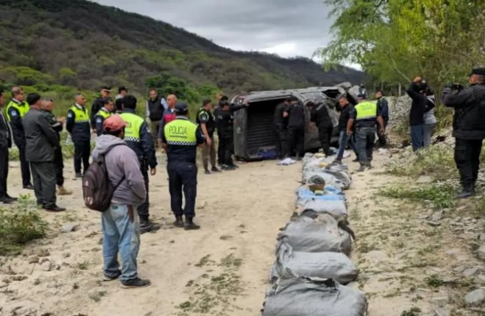 Tiroteo, vuelco y secuestro de más de 120 kilos de marihuana