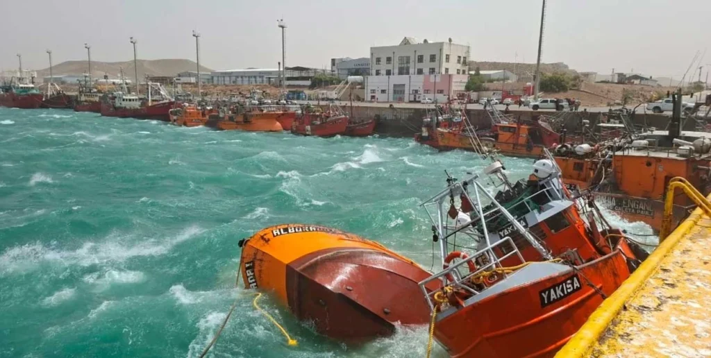 Temporal en Santa Cruz: tres barcos pesqueros se hundieron en Caleta Olivia por vientos de 150 km/h