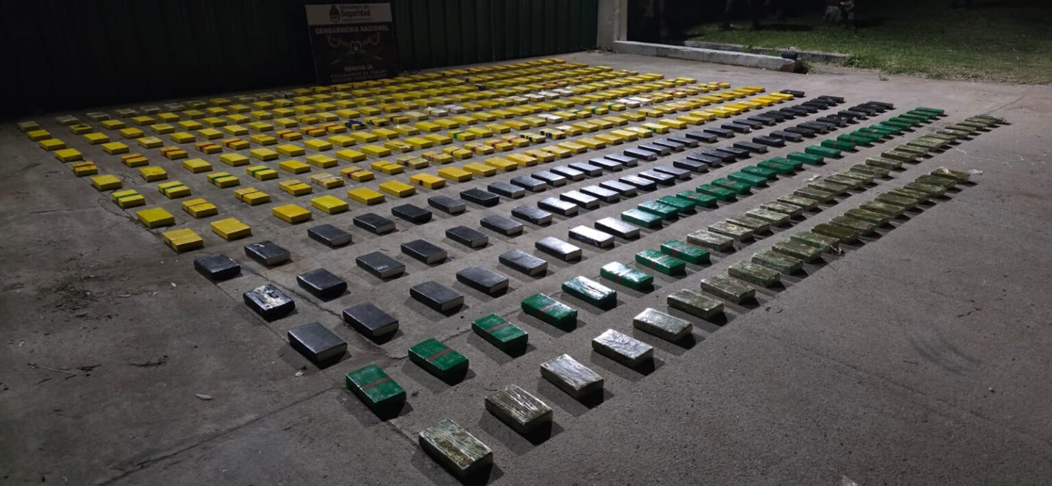 Decomisaron 431 kilos de cocaína en una zona montuosa de Aguas Blancas
