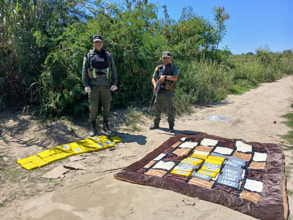 Detuvieron a dos personas que caminaban entre la maleza con 46 kilos de cocaína cargados a sus espaldas