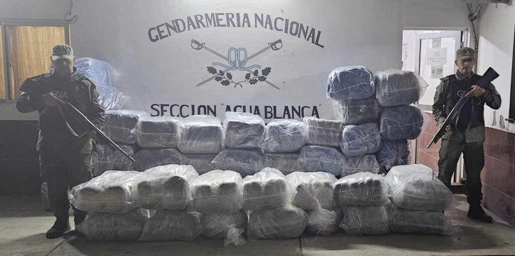 Un grupo de personas descartaron bultos con 187 kilos de marihuana y 672 kilos de hojas de coca en estado natural