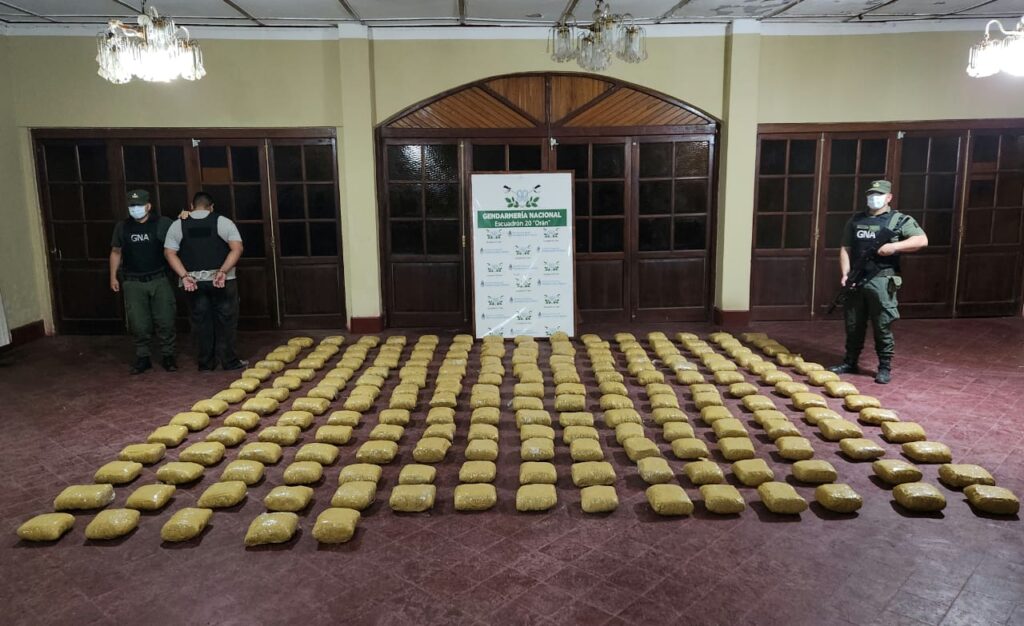 Estacionó su vehículo en una zona rural para evitar ser descubierto con más de 200 kilos de marihuana