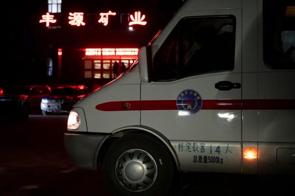Mueren ocho personas tras caer un vehículo en un estanque en el este de China