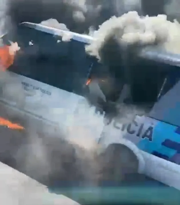 Un micro de la Policía Bonaerense se prendió fuego en la autopista Ricchieri