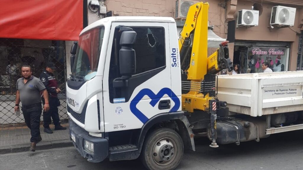 Un camión municipal fue atacado por un vendedor de pochoclos