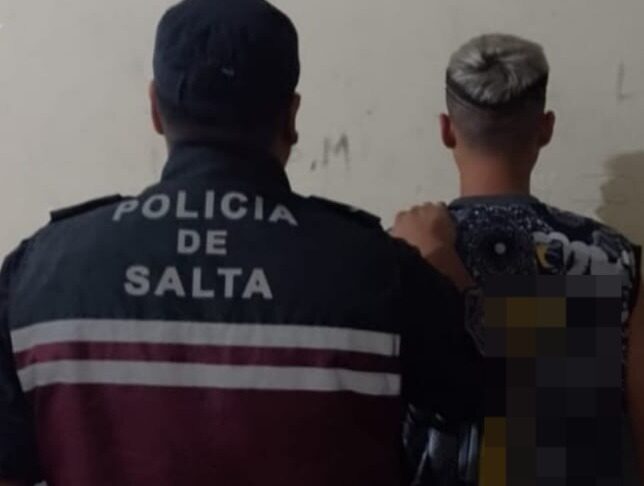 Demorado por lesionar a un policía y portar una réplica de arma de fuego
