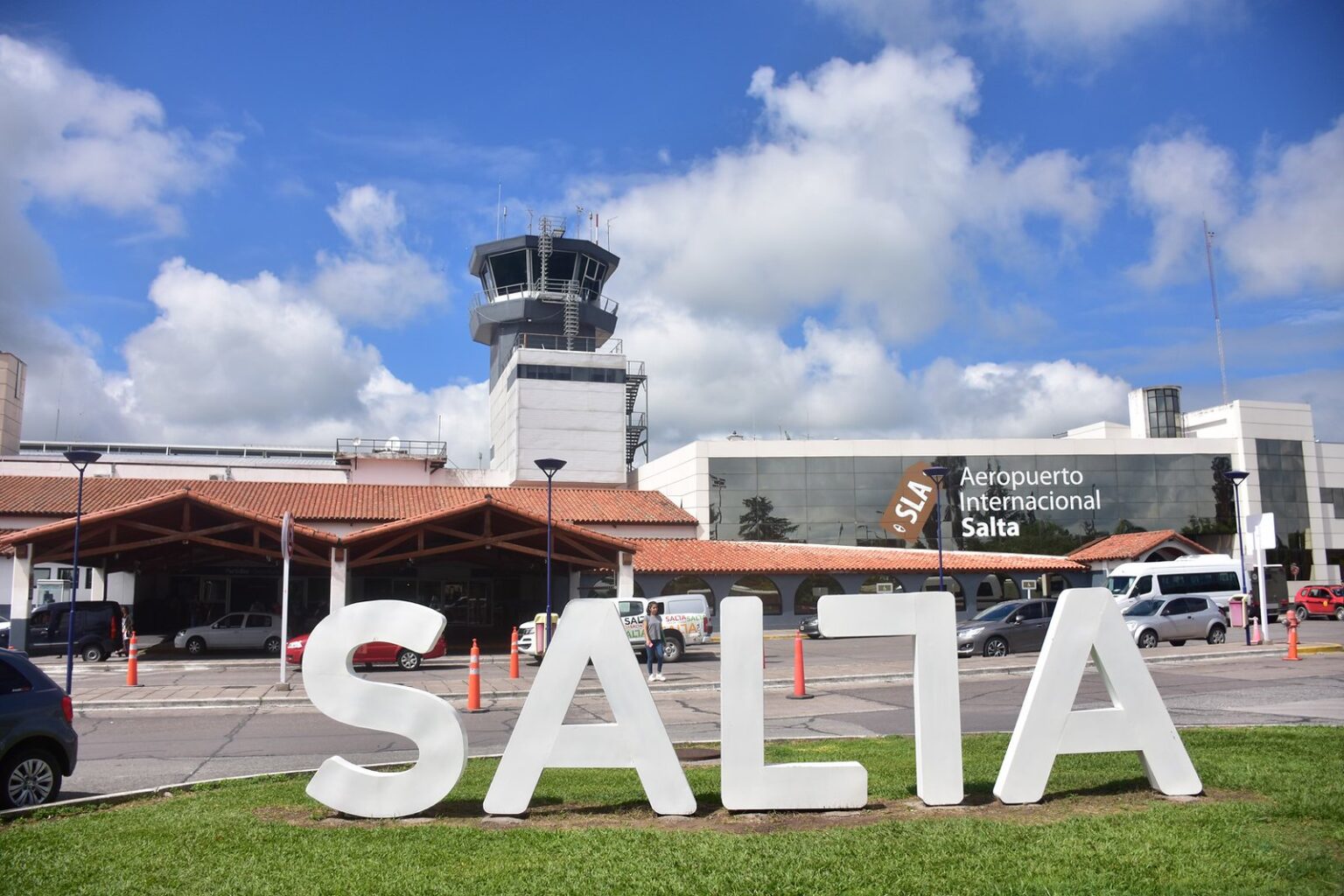 Activaron un protocolo de seguridad en el aeropuerto de Salta por una avioneta con fallas en el tren de aterrizaje