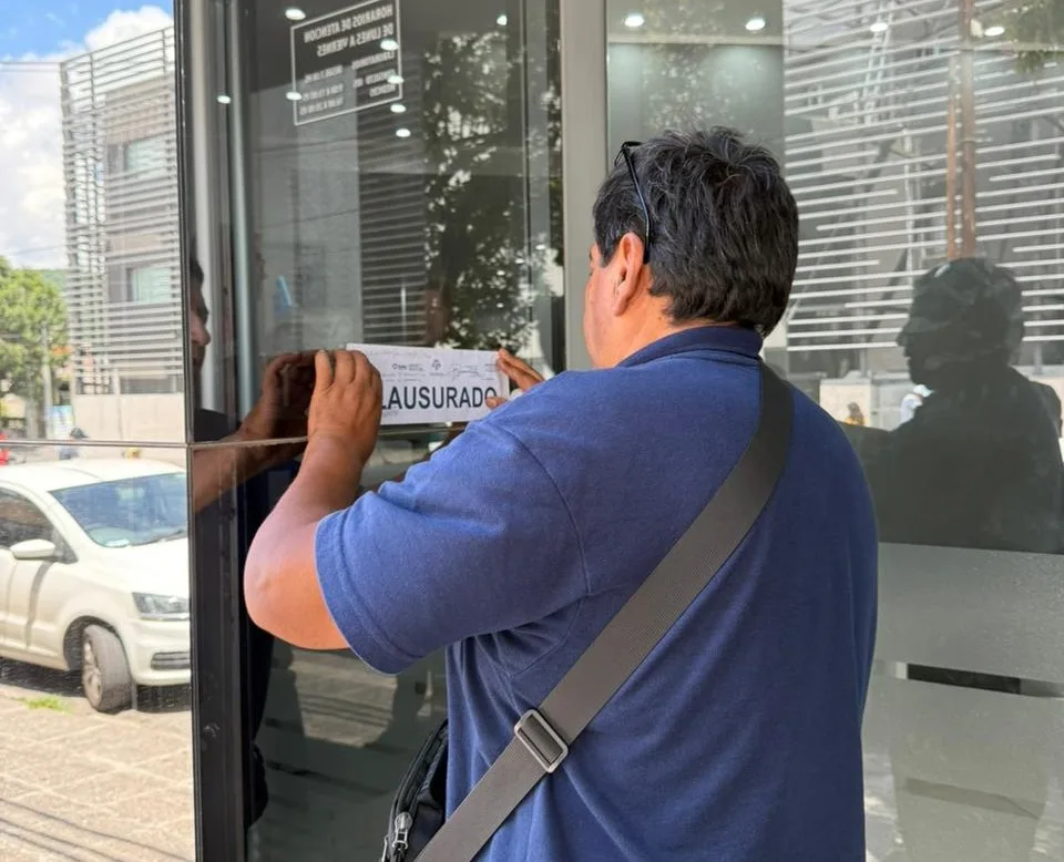 Clausuraron un centro médico en Tres Cerritos por arrojar restos de productos patológicos a la vía pública