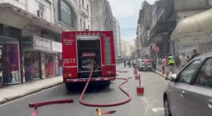 Incendio en un local de ropa en Once: 40 personas tuvieron que ser asistidas
