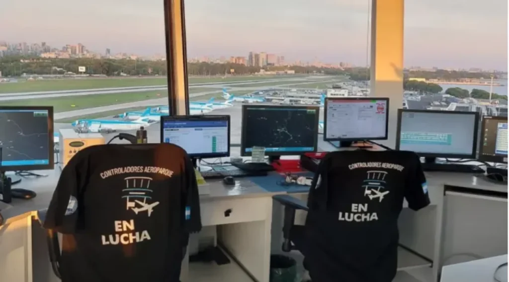 Comenzó el paro de controladores aéreos y ya hay demoras y cancelaciones de vuelos
