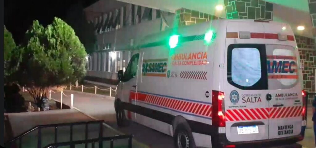 Tragedia en Salta: una mujer perdió el control de su auto, chocó contra un poste y murió