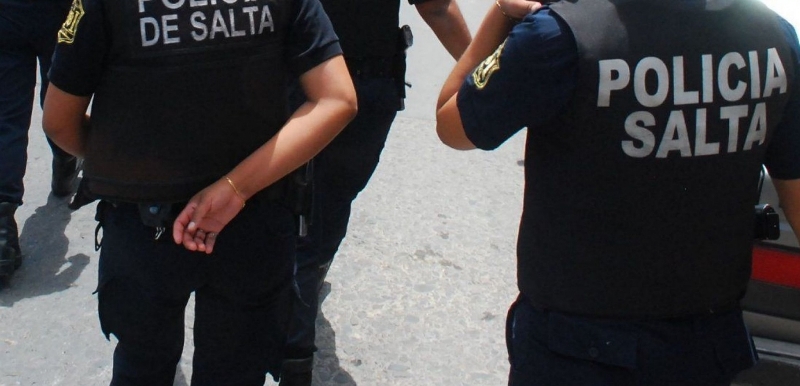 Dos policías irán a juicio por golpear, humillar y mentir en perjuicio de un joven