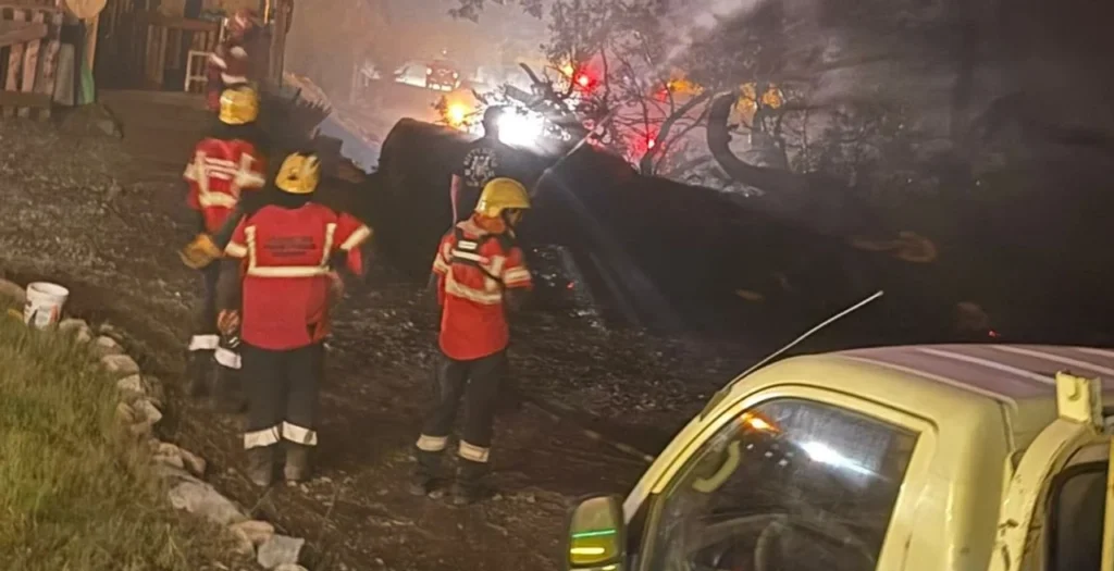 Evacuación preventiva de residentes y turistas por incendios en Epuyén y El Hoyo
