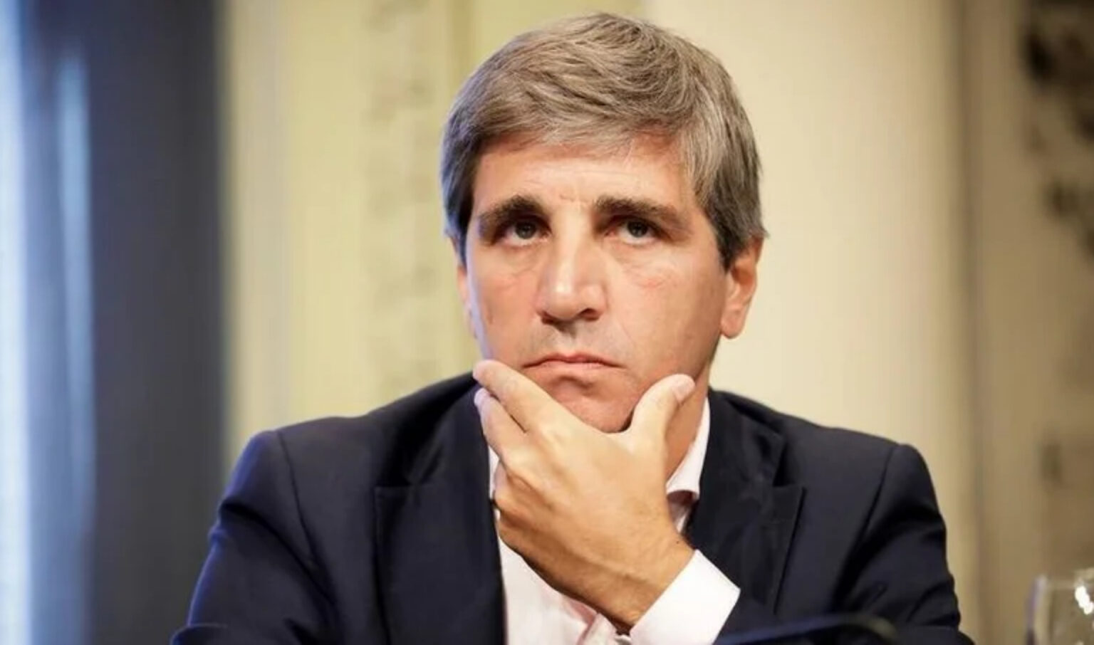 Luis Caputo mostró su “muñeca” para conseguir fondos pero la economía sigue en zona de riesgo