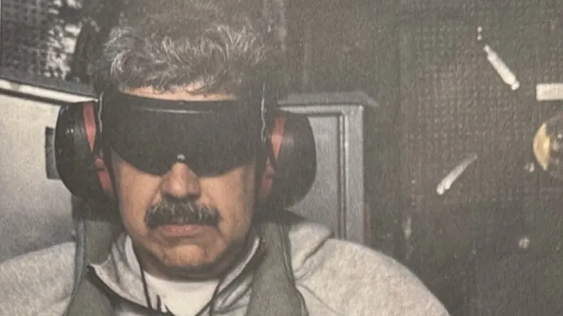 Estados Unidos reveló la foto de Nicolás Maduro capturado: esposado y con ojos vendados