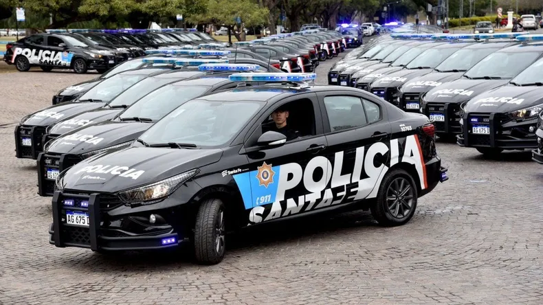 Un policía se robó las cubiertas de un patrullero y las vendió para pagar una deuda