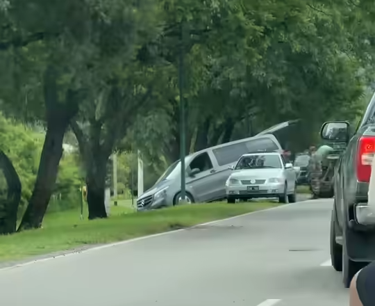 Una camioneta quedó “colgada” en la banquina de la ruta 32 en Chicoana