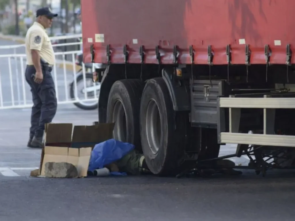 Tragedia en Salta: ciclista muere atropellado por un camión en la zona del Monumento 20 de Febrero