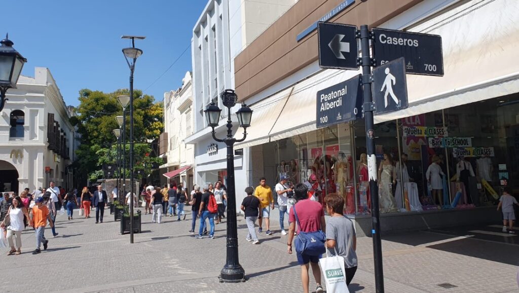 Paro nacional: los comercios del centro salteño funcionan con normalidad pese a la falta de colectivos