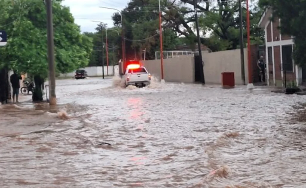 Temporal en Salta: inundaciones, calles anegadas y más de 200 evacuados