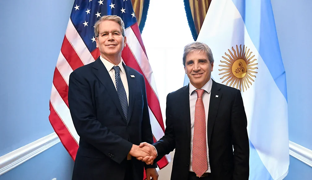 Scott Bessent volvió a auxiliar a Milei con US$ 808 millones para pagarle al FMI
