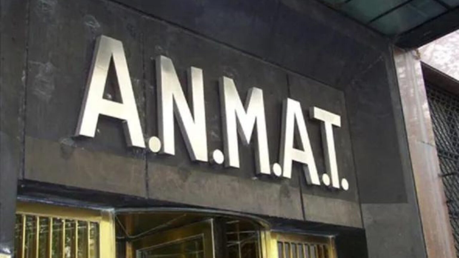 ANMAT prohibió lavandinas, cosméticos, productos para autos y un concentrador de oxígeno