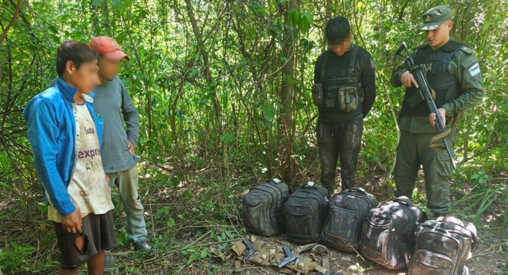 Detectan 61 kilos de cocaína y armas de fuego durante un patrullaje rural