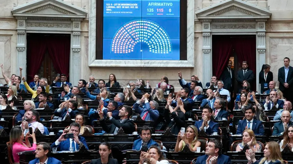 El oficialismo aprobó en Diputados la reforma laboral en una sesión tensa y marcada por escándalos
