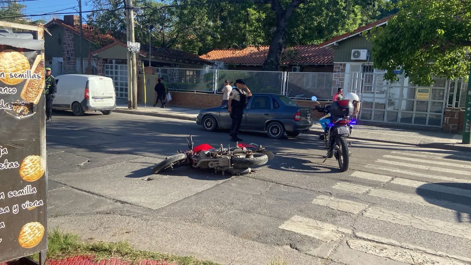 Una mujer fue hospitalizada tras la colisión de una moto con un auto