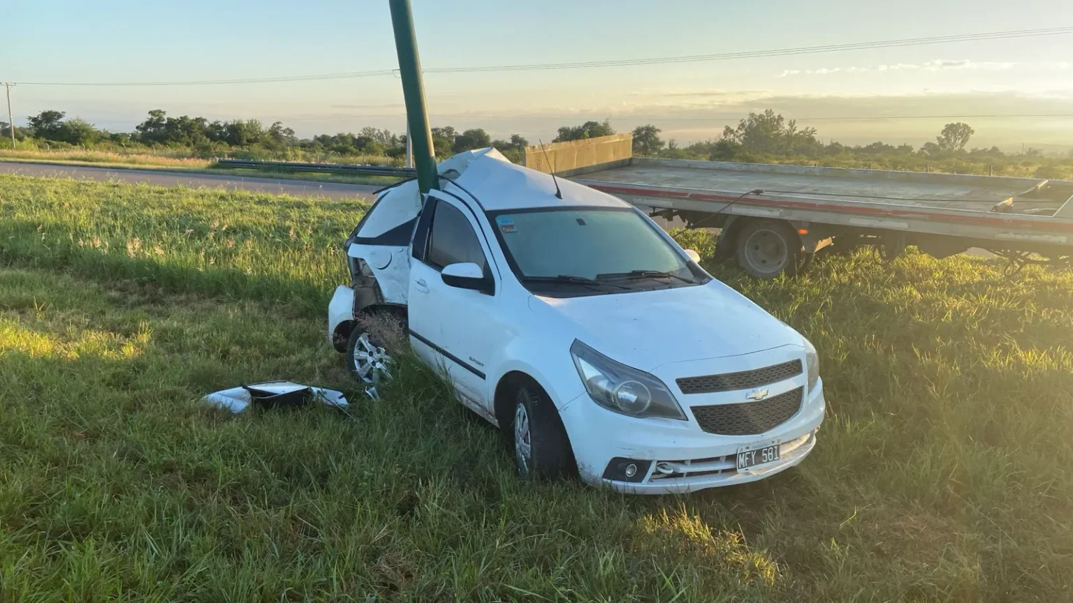 Un conductor perdió el control y se estrelló contra un poste en Circunvalación Oeste