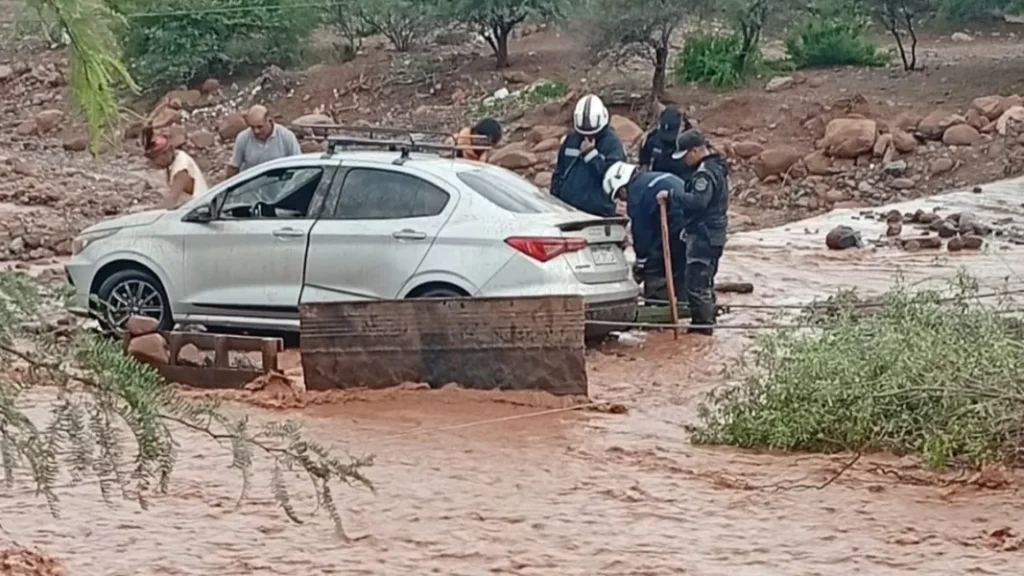 Rescataron a tres personas atrapadas dentro de un auto tras la crecida de un arroyo en Cafayate