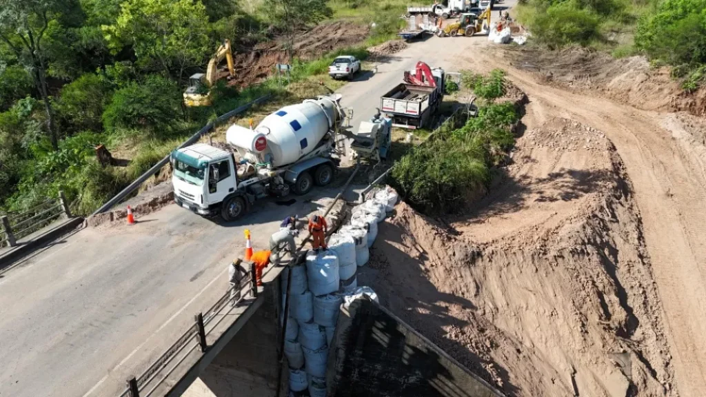 Continúan los trabajos de protección del puente de la RP 5 sobre el arroyo Las Hacheras
