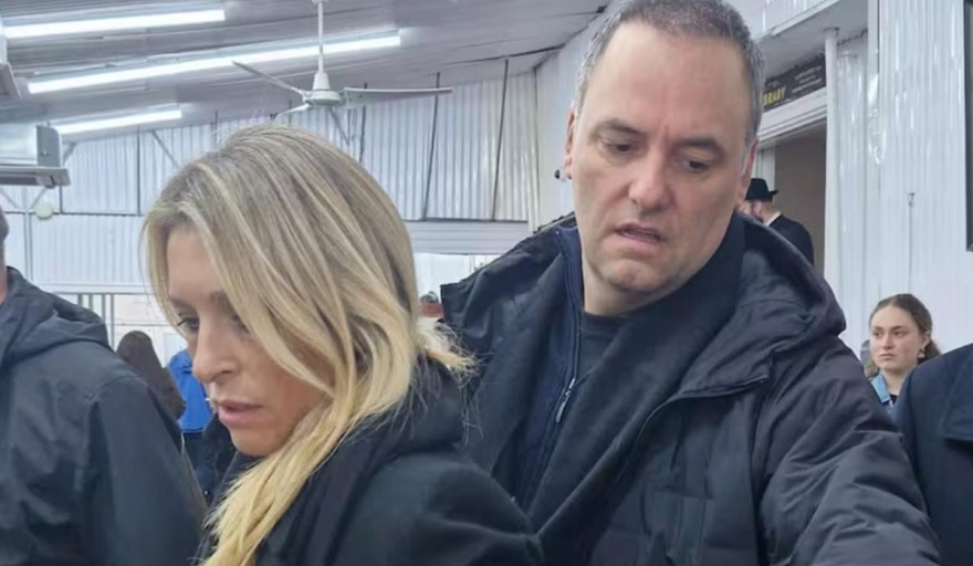 Ordenan levantar el secreto fiscal y bancario para saber quién pagó los viajes de Adorni