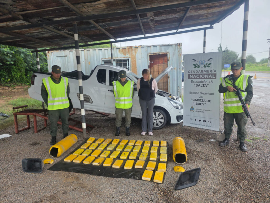 Detienen a una mujer que conducía una camioneta con un cargamento oculto de 44 kilos de cocaína