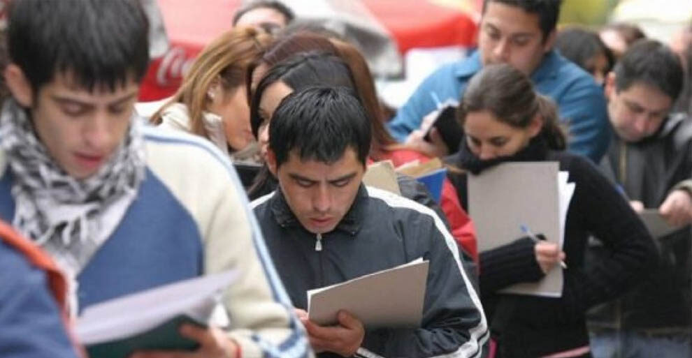 Más gente, desocupada o disconforme, sale a buscar trabajo mientras la oferta de empleos se contrae