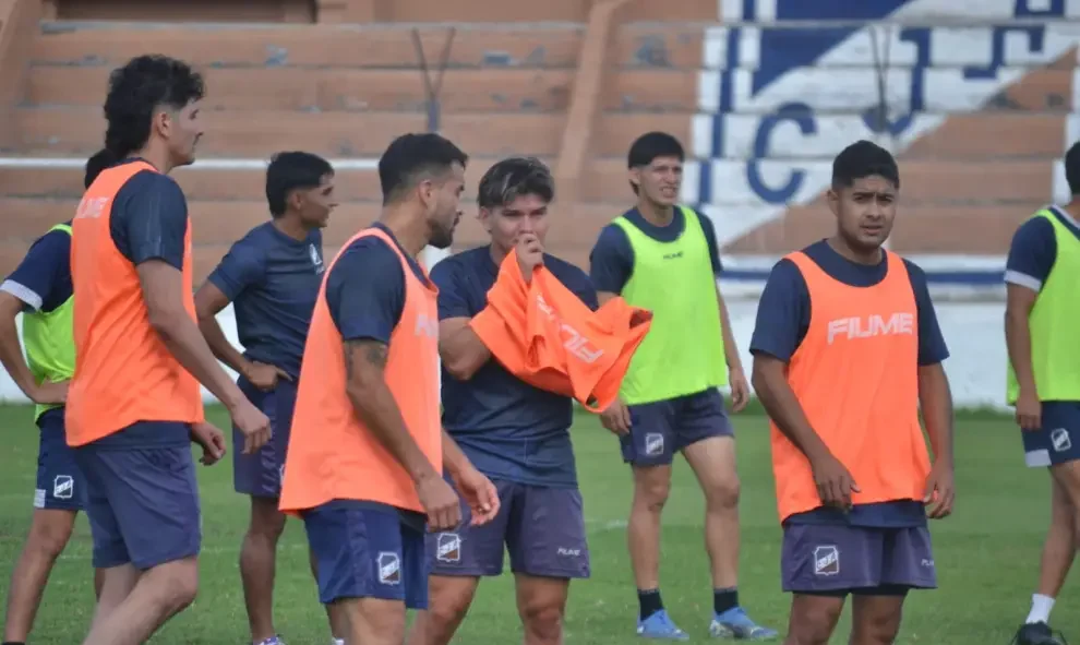Juventud Antoniana lanza la indumentaria 2026 y presenta al plantel que competirá en el Federal A