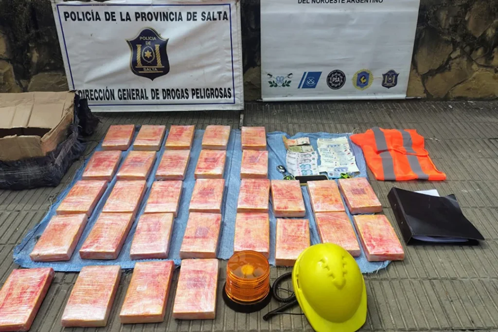 Chocaron, les incautaron 32 kilos de cocaína, la recuperaron, volvieron a colisionar y están detenidos