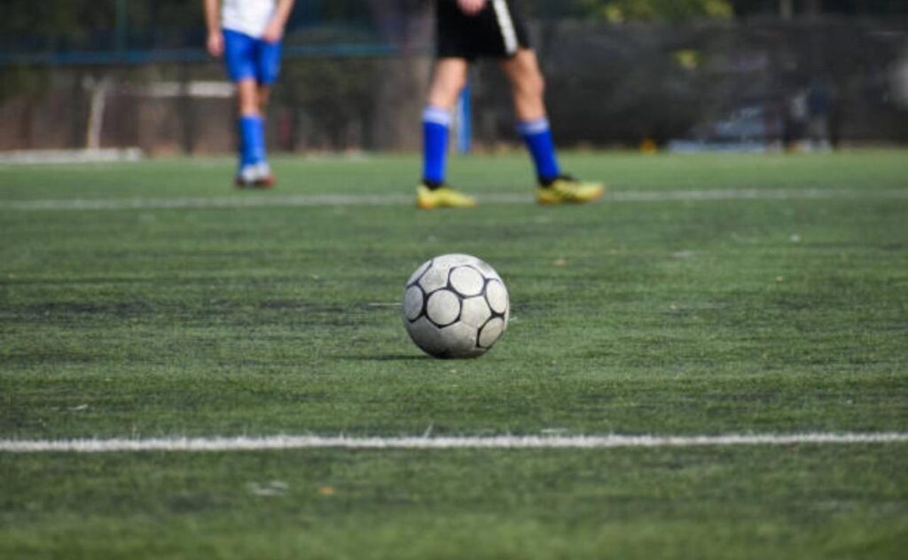 Un hombre de 72 años murió mientras jugaba un partido de fútbol amateur en San Lorenzo