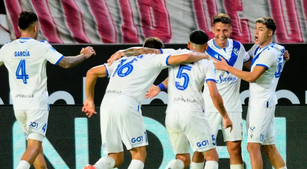 Vélez le ganó a Estudiantes de La Plata y se afianzó en lo alto de la Zona A del Torneo Apertura