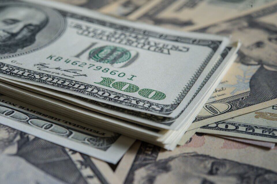 Dólar mayorista toca $1.400 y queda a 16,8% del techo de la banda cambiaria