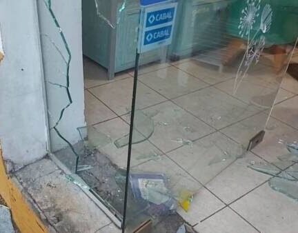 Violento robo en el microcentro de Salta: rompieron una vidriera y estiman pérdidas millonarias