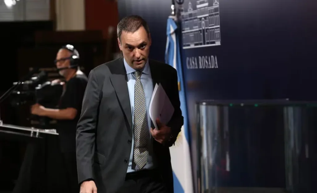En el gobierno ya hablan de la salida de Adorni