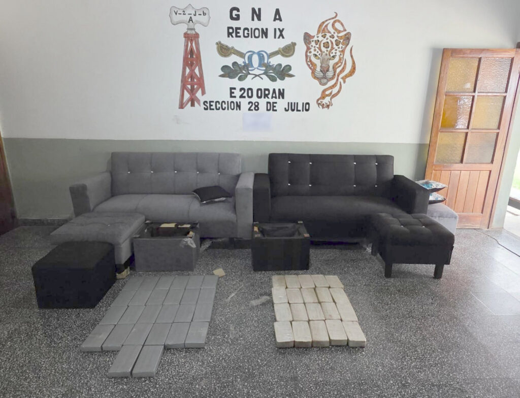 Modificó la estructura de un juego de living para acondicionarlo con más de 47 kilos de cocaína