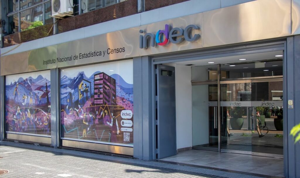 El INDEC difunde este miércoles el índice de salarios y las cifras sobre el turismo internacional