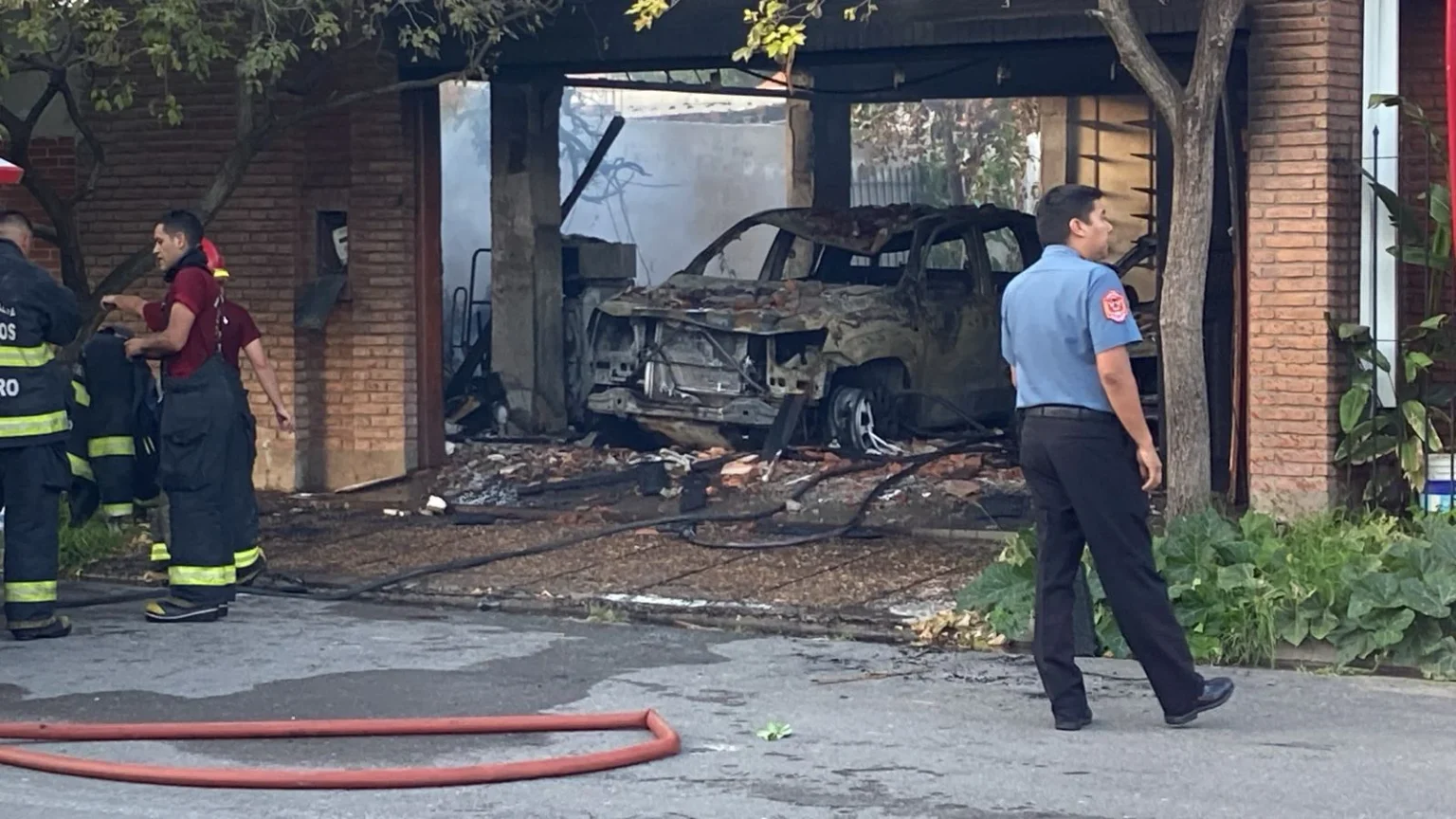 Voraz incendio en Tres Cerritos: Dos autos destruidos y graves daños